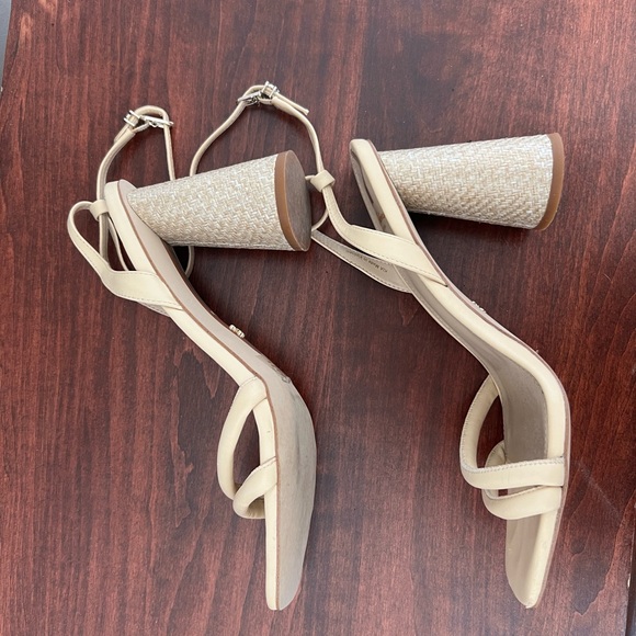 Sam Edelman Kia sandals in porcelain color pre owned excellent condition. 9.5 - Picture 6 of 9